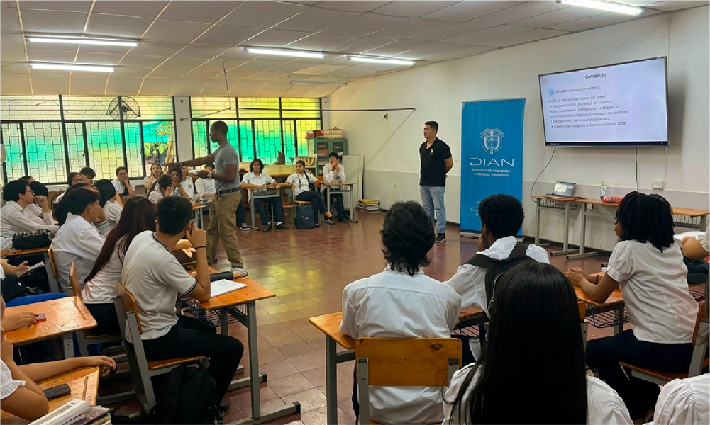Estudiantes de univalle dan formacion en temas tributarios