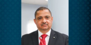 Profesor recibe menci&oacute;n de honor por lucha contra la corrupci&oacute;n