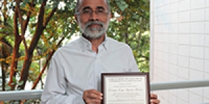 Reconocimiento al profesor Enrique Jorge Agreda Moreno