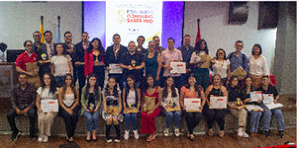 Estudiantes reciben reconocimiento por destacado desempe&ntilde;o en las Olimpiadas Saber Pro