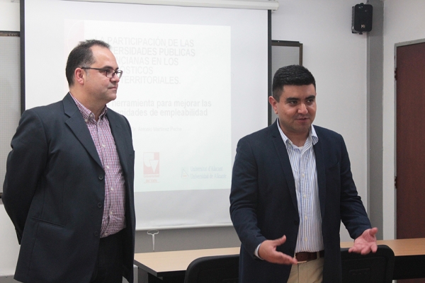 Conversatorio sobre iniciativas de emprendimiento con un enfoque local